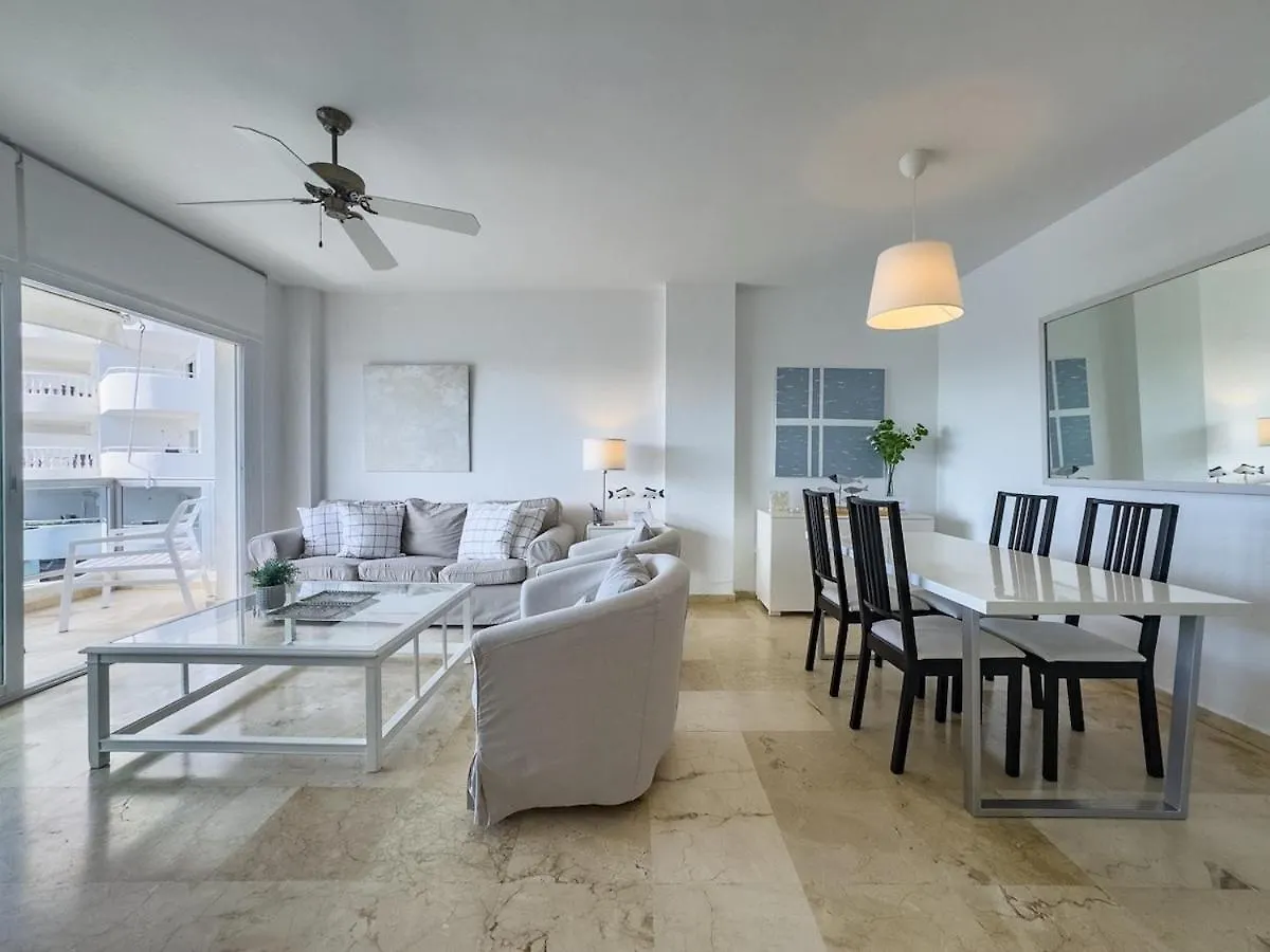 Palm Beach 2F A Stylish Seaside Apartment With Parking 마르베야