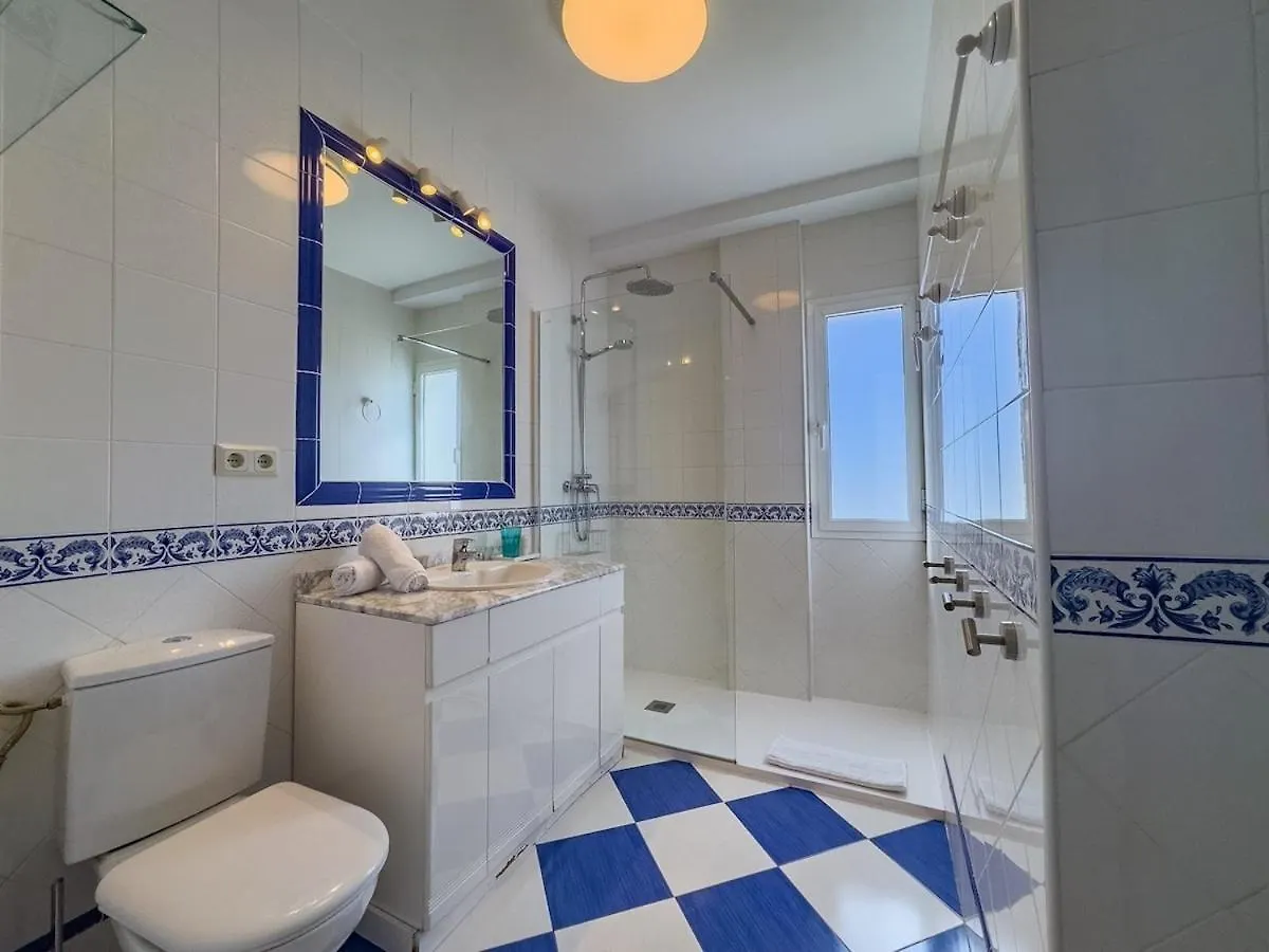 Palm Beach 2F A Stylish Seaside Apartment With Parking 마르베야